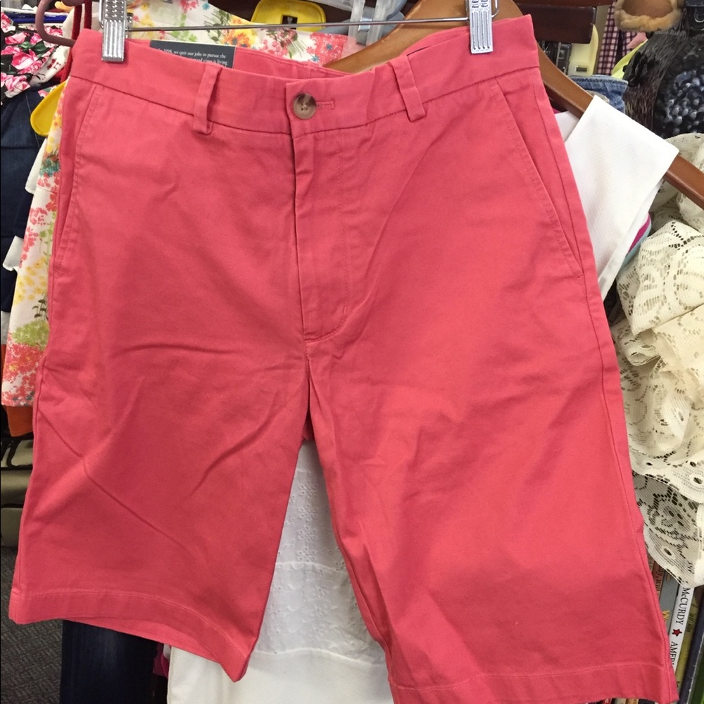 Vineyard vines men’s 11” breaker shorts.